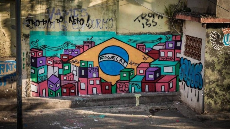 Jacarezinho: Jovens fazem mutirão de grafite para cobrir buracos de tiros