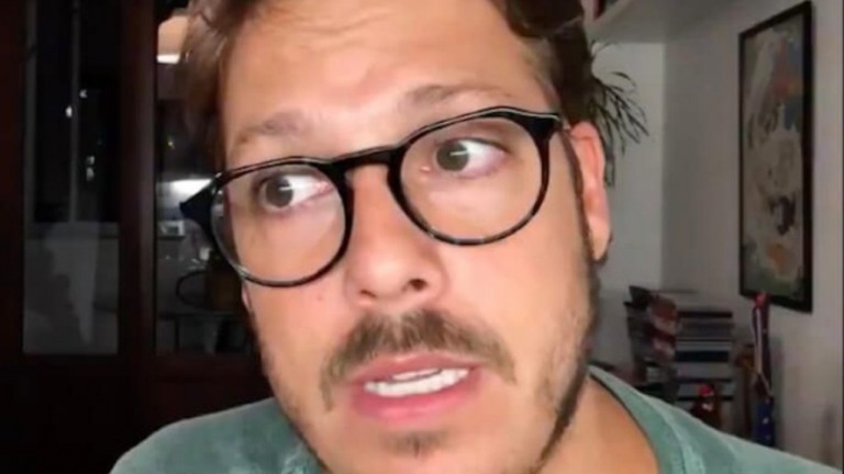 Fábio Porchat registra visita na Rua Ator Paulo Gustavo, em Niterói