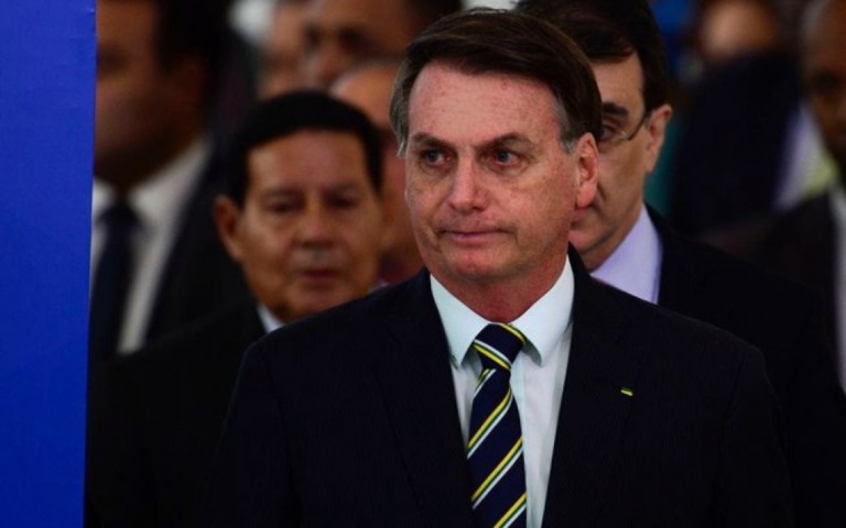 Bolsonaro tenta emplacar projeto que muda ICMS sobre combustíveis