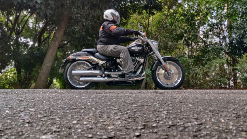 Andamos na Harley-Davidson Fat Boy, que já passou dos 30