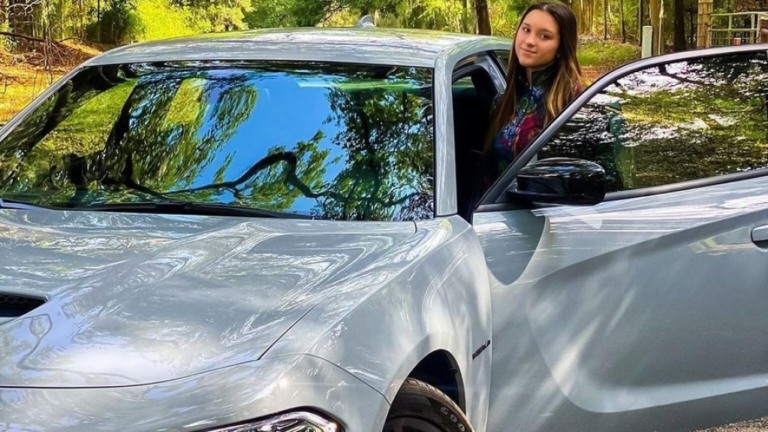 Filha de Gugu Liberato mostra carrão