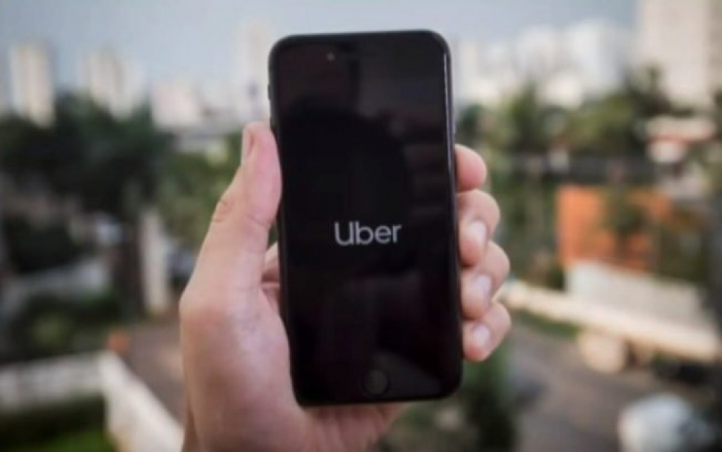 Uber deve indenizar passageiro furtado durante acidente, decide Justiça