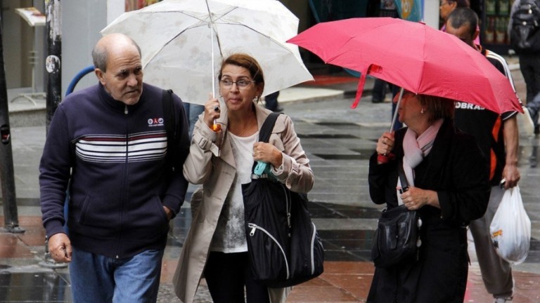 Dia frio, nublado e chuvoso neste sábado em São Paulo