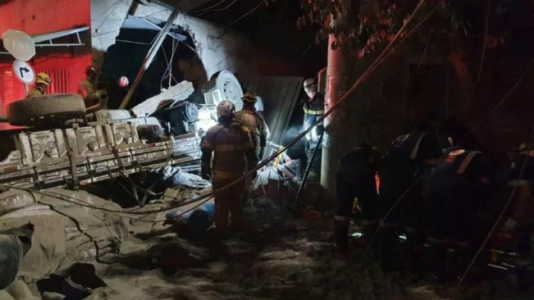 Bebê morre após caminhão que ele estava com os pais capotar