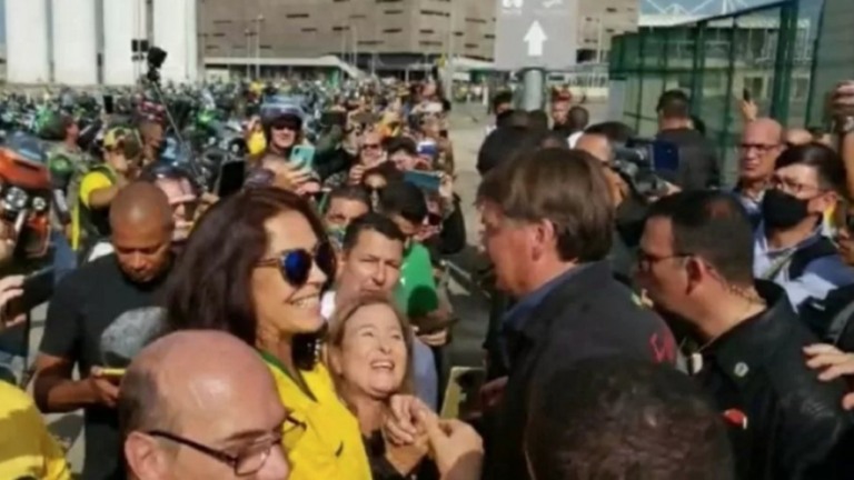 Sem máscara, Bolsonaro participa de passeio com motociclistas no Rio
