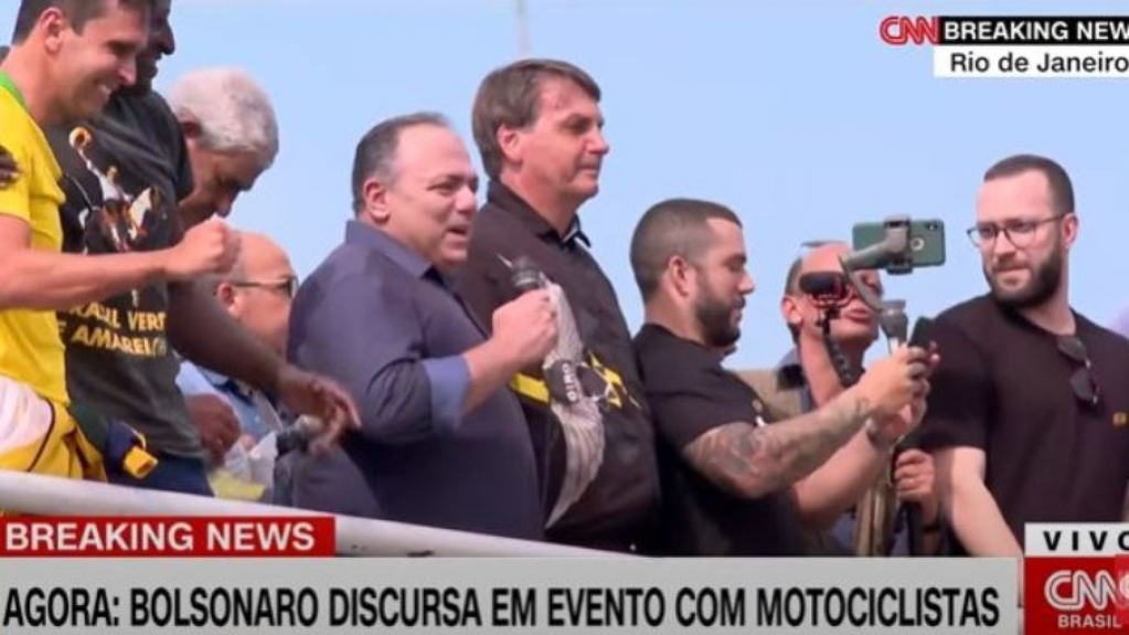 Sem máscara em multidão, Pazuello participa de evento em apoio a Bolsonaro