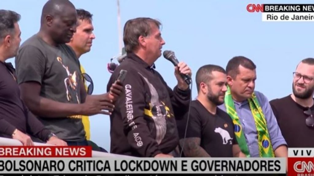 "Temos de agradecer à nossa direita", diz Bolsonaro no fim de "motociata" no RJ