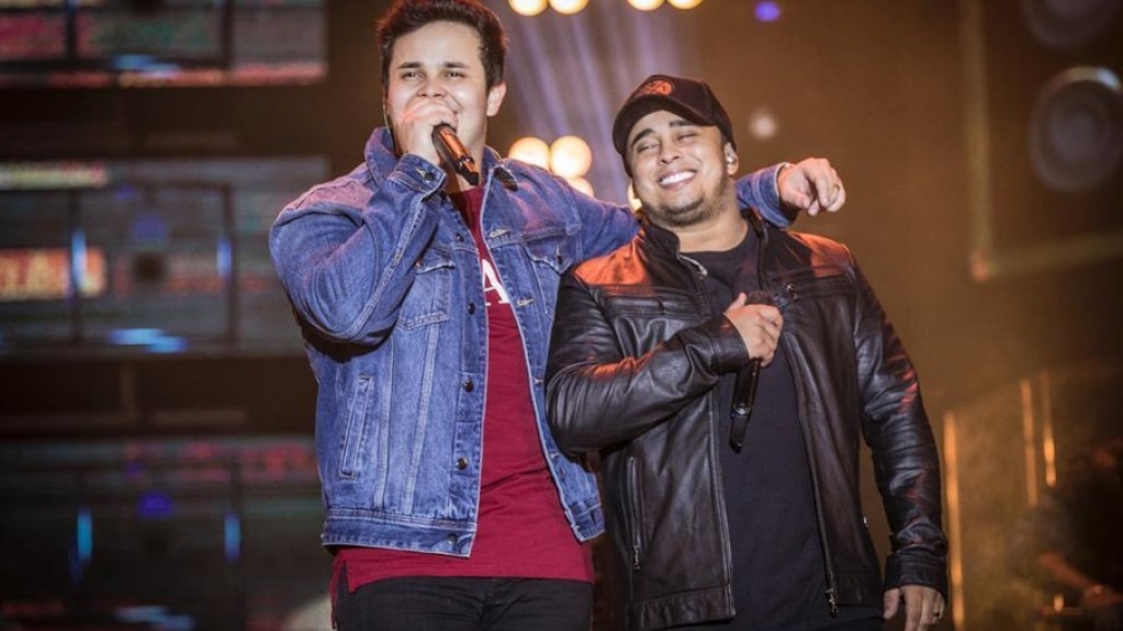 Matheus e Kauan ignoram pandemia e fazem show em casamento; assista Matheus e Kauan ignoram pandemia e fazem show em casamento; assista