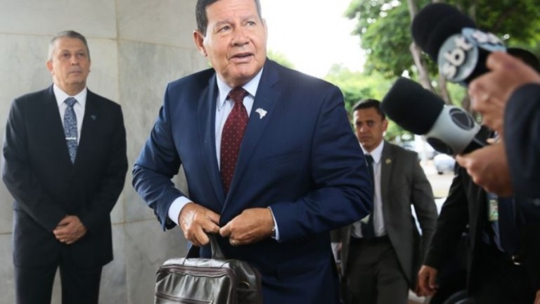 Hamilton Mourão afirma que Pazuello entende que "cometeu um erro"