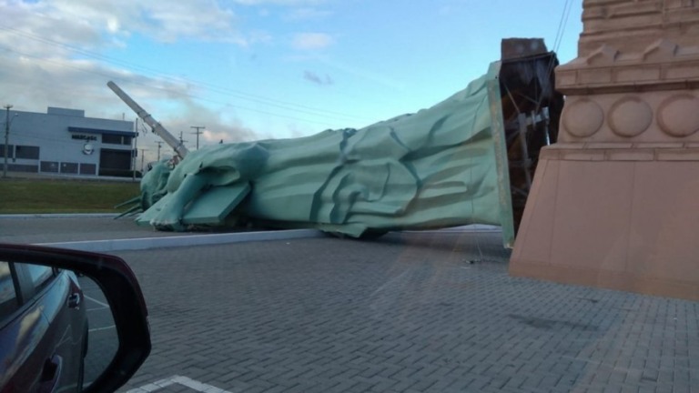 VÍDEO: Estátua da Liberdade da Havan desaba em rodovia em Capão da Canoa-RS