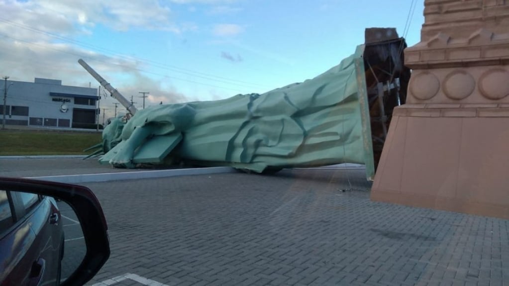 VÍDEO: Estátua da Liberdade da Havan desaba em rodovia em Capão da Canoa-RS