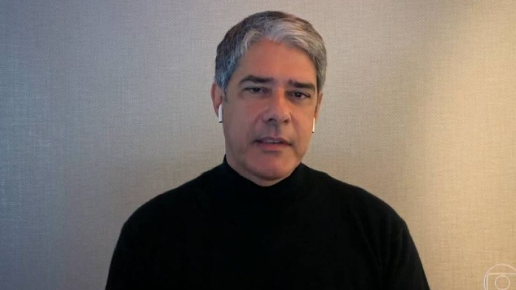 William Bonner pede correção em plataforma e fãs brincam: "É no Tinder?"
