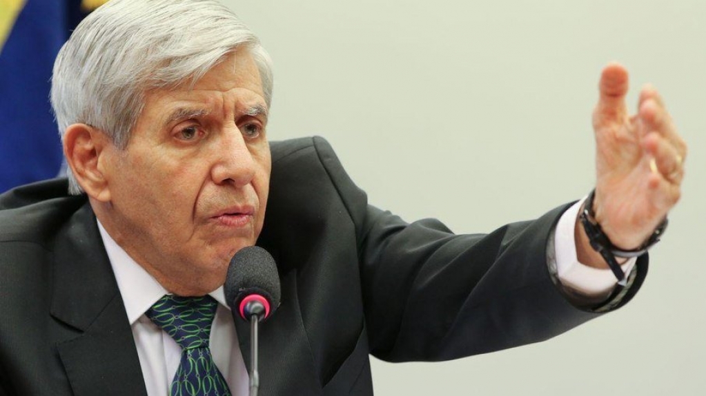 Ministro general defende punição a militares que participam de manifestações