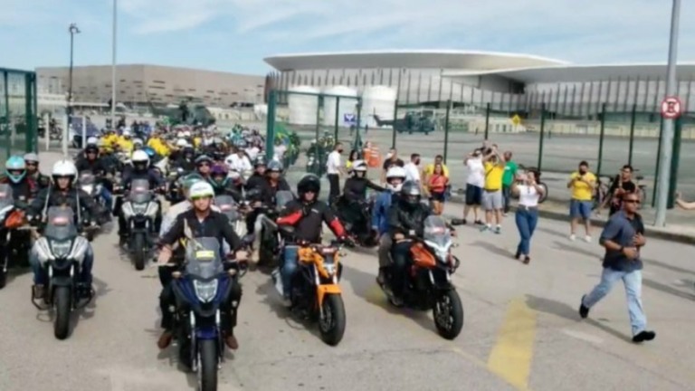 Projeto de Bolsonaro isenta pedágio para motos; carros e caminhões pagam a conta