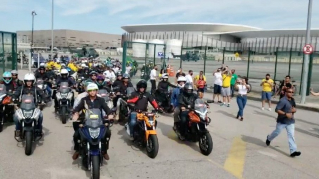 Projeto de Bolsonaro isenta pedágio para motos; carros e caminhões pagam a conta