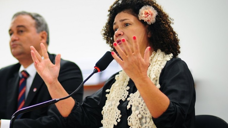 Durante discurso na CCJ, deputada Perpétua Almeida tem fala interrompida