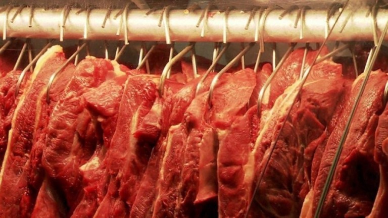 Procon-RJ joga fora mais de 218 kg de carne em supermercado por irregularidades