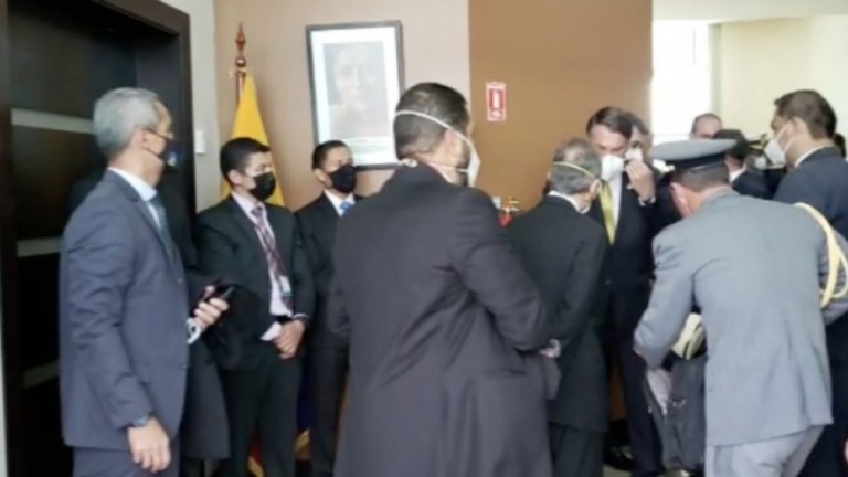 "Estou dando mau exemplo", diz Bolsonaro sem máscara no Equador; veja o vídeo