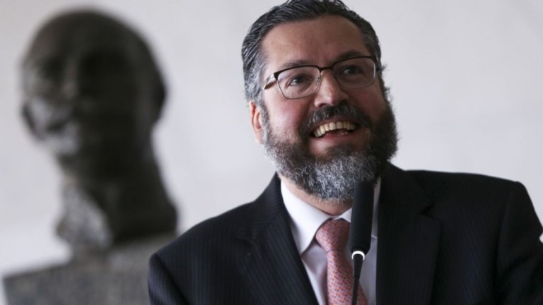 Ernesto Araújo recebe "licença-prêmio" de três meses e manterá salário integral
