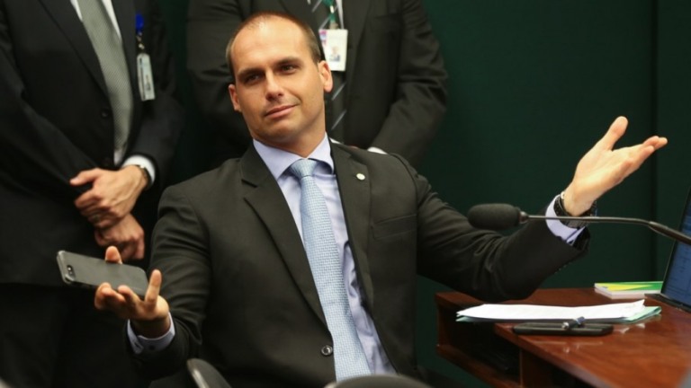 "Parece petista": Eduardo Bolsonaro critica postura de general Santos Cruz
