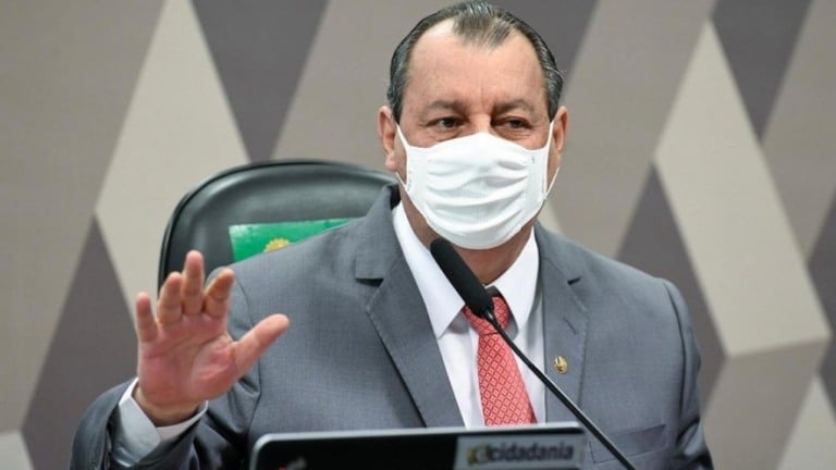 "Compre vacina, não compre cloroquina", pede Omar Aziz a Bolsonaro