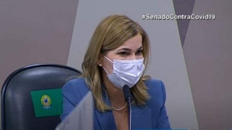 Mayra é repreendida por senador após não opinar sobre Bolsonaro em ato no Rio