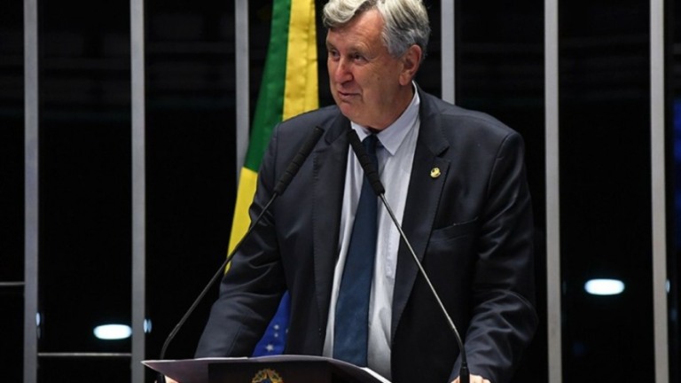 Polícia abre investigação contra colunista a pedido de senadores pró-Bolsonaro