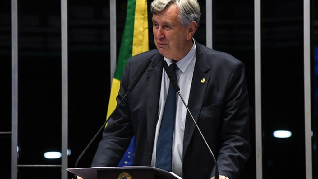 Polícia abre investigação contra colunista a pedido de senadores pró-Bolsonaro