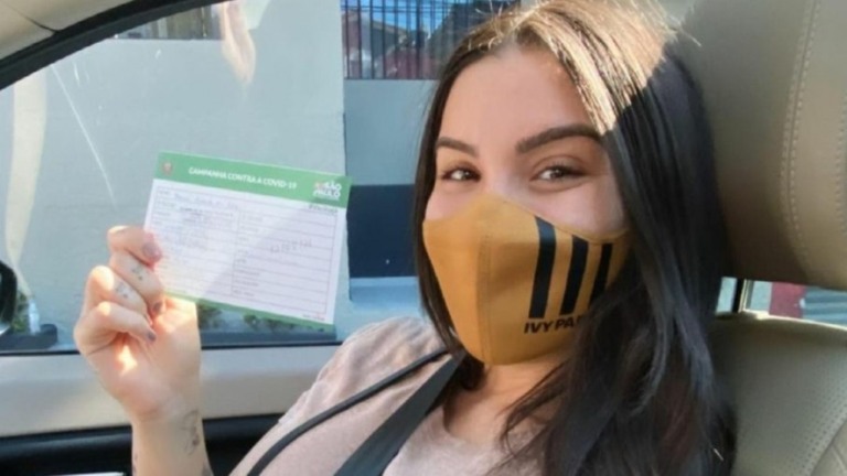 Grávida, Bianca Andrade é vacinada contra Covid-19