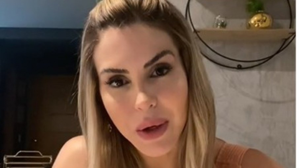 Apresentadora demitida da Record diz que foi criticada por "sensualizar demais" Apresentadora demitida da Record diz que foi criticada por "sensualizar demais"