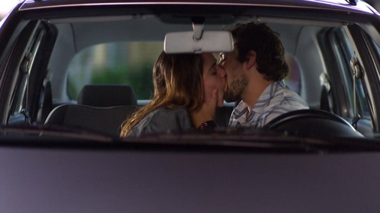Ana e Rodrigo se beijam, em "A Vida da Gente"