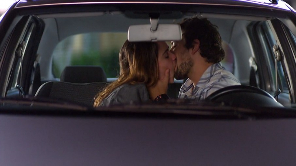 Ana e Rodrigo se beijam, em "A Vida da Gente"