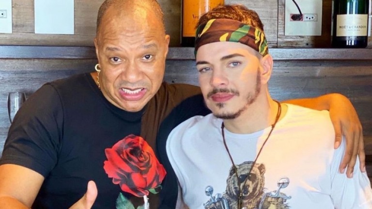 Anderson Leonardo fala ao youtuber Bruno Di Simone sobre o personagem 'Bundinha'