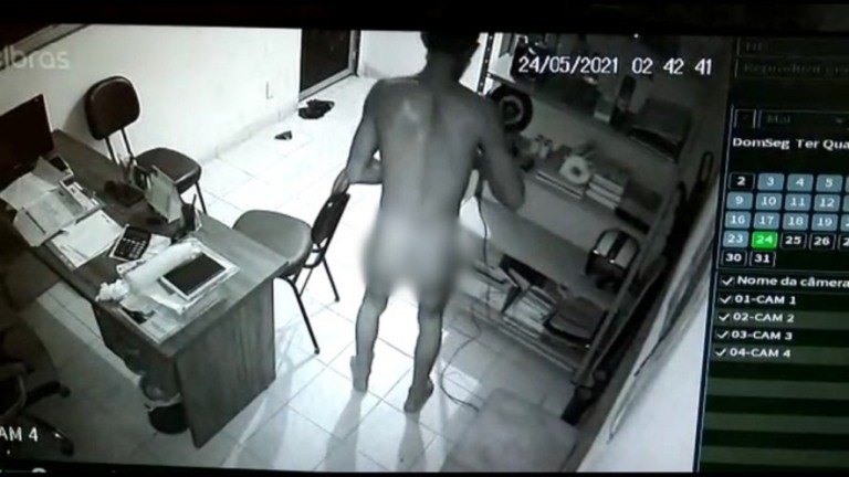 Homem nu e com máscara no queixo invade oficina e furta ferramenta; veja o vídeo