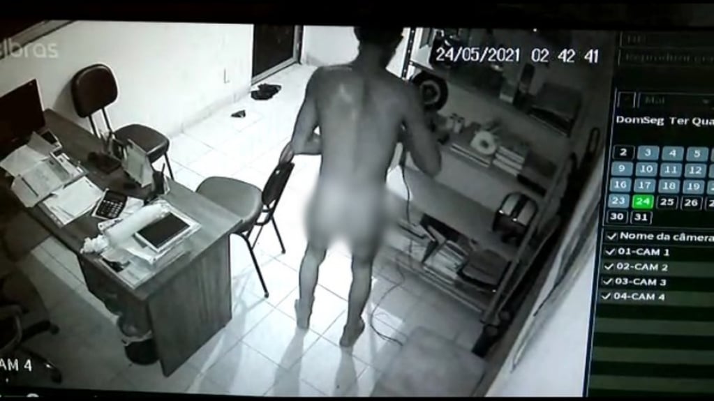 Homem nu e com máscara no queixo invade oficina e furta ferramenta; veja o vídeo