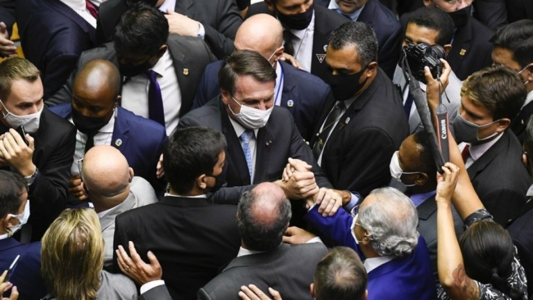 Bolsonaro pode fazer "limpa do PT" e entregar 400 cargos ao Centrão; entenda