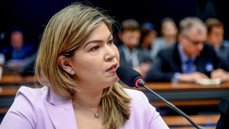 Aposentados do INSS podem receber R$ 4,5 mil por demissão na pandemia; entenda