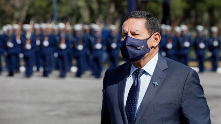 Mourão defende punição a Pazuello para "evitar anarquia nas Forças Armadas"