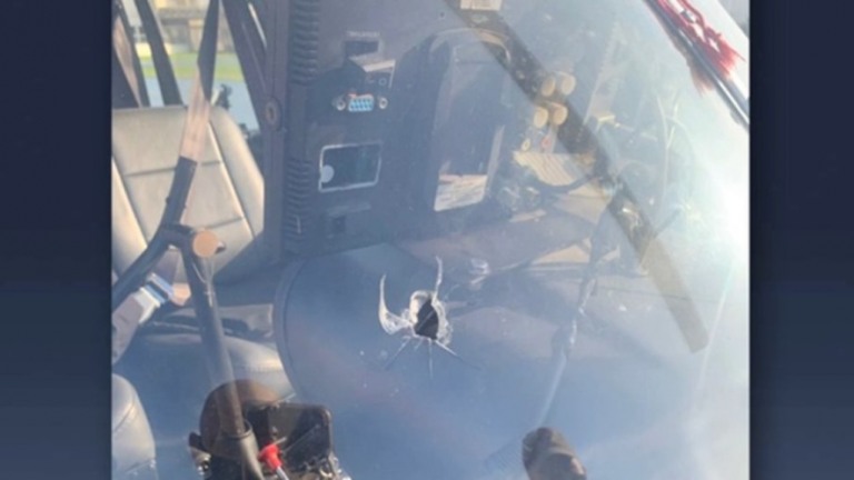 Helicóptero de Tv é atingido por tiro e faz pouso emergencial no Rio