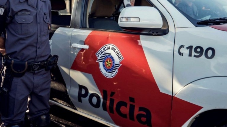 Mulher telefona para polícia, pede pizza e oficiais entendem pedido de ajuda