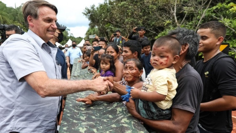 Sem máscara, Bolsonaro visita terras indígenas na Amazônia