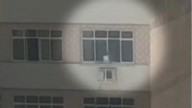 Avô coloca menina de 2 anos no parapeito e fecha janela: "estava brincando"