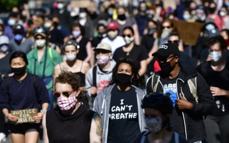 'Bolsonaro é mais perigoso que vírus': aglomeração em protestos divide críticos