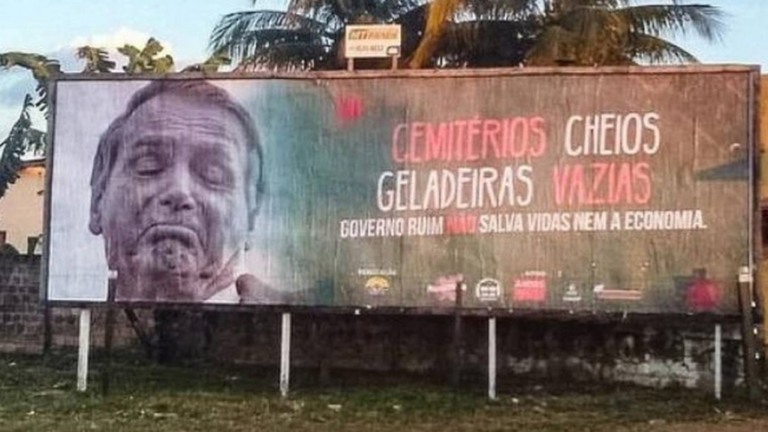Outdoors criticando Bolsonaro são retirados após ameaças de bolsonaristas