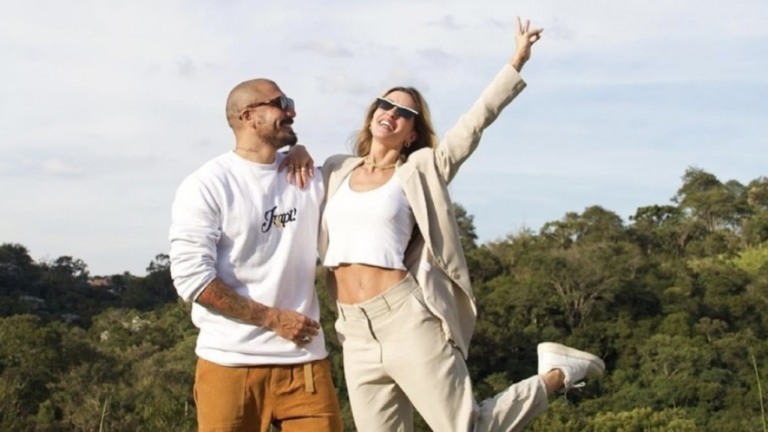 Fê Medeiros e Aline Gotschalg, do "BBB 15", comemoram conquista da casa própria