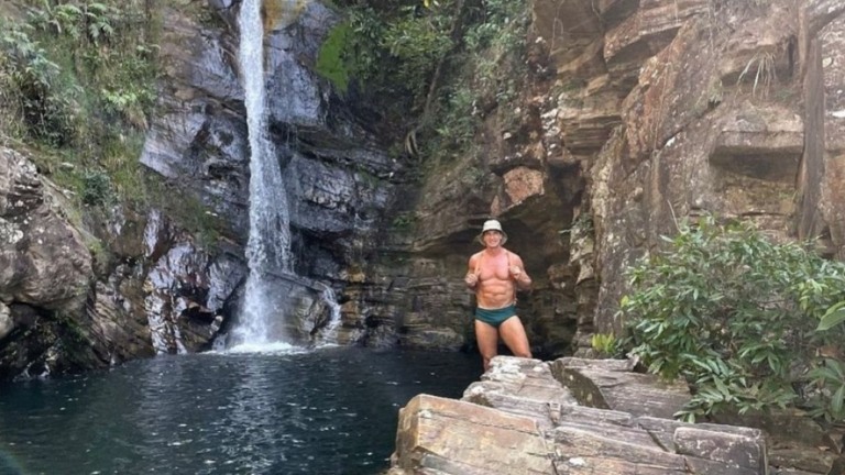 Victor Fasano causa euforia na web com foto de sunga aos 62 anos