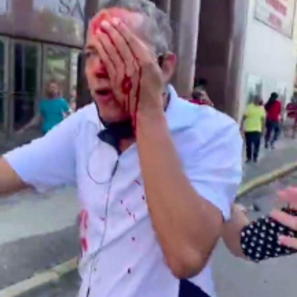 Repressão encerra ato contra Bolsonaro no Recife; vereadora do PT é agredida Repressão encerra ato contra Bolsonaro no Recife; vereadora do PT é agredida