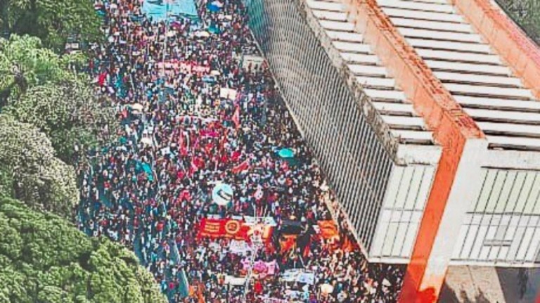Protesto contra Bolsonaro mobiliza milhares de pessoas em São Paulo