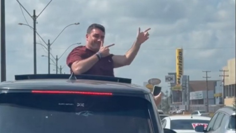 Flávio Bolsonaro faz 'arminha' e provoca manifestantes pró-impeachment; assista