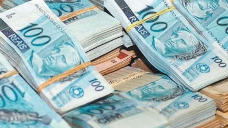 Cerca de 25 mil servidores recebem acima do teto; Prejuízo chega a $ 2,6 bi